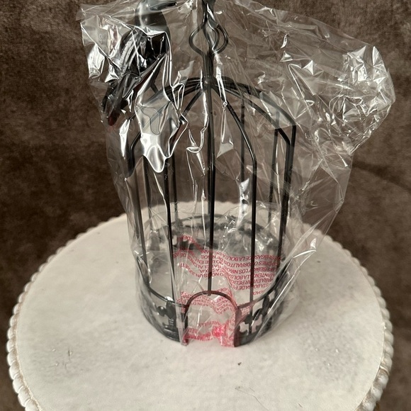 Retired Scentsy Nevermore Warmer Wrap Retired Black Metal New with tag
Wax - Picture 6 of 7